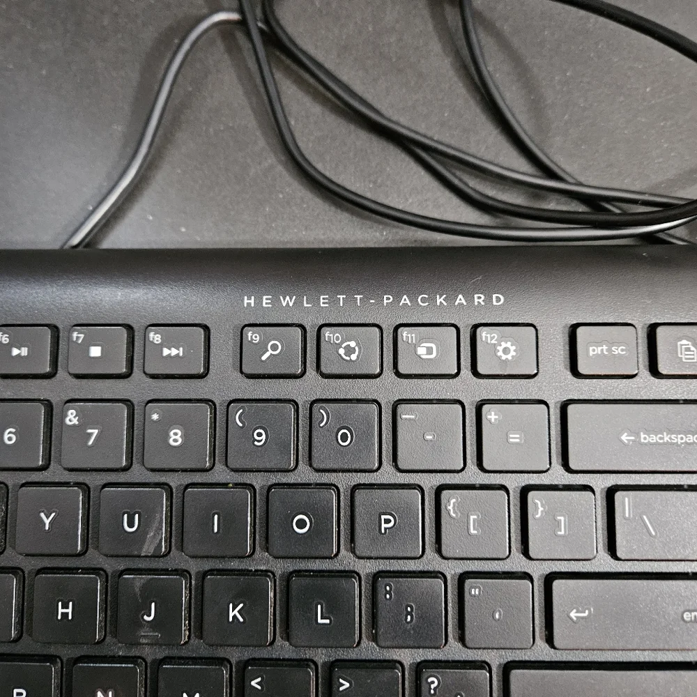 Hewlett Packard wired USB keyboard model KB71211